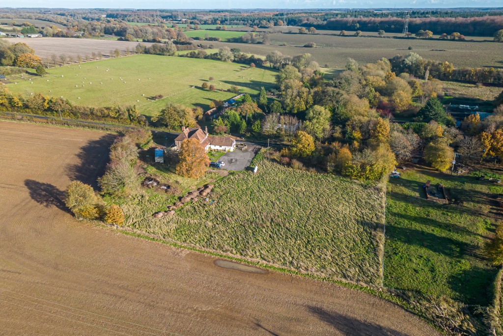 Lot: 107 - PERIOD FREEHOLD FREEHOUSE ON 1.5 ACRE PLOT WITH POTENTIAL - Aerial view 1